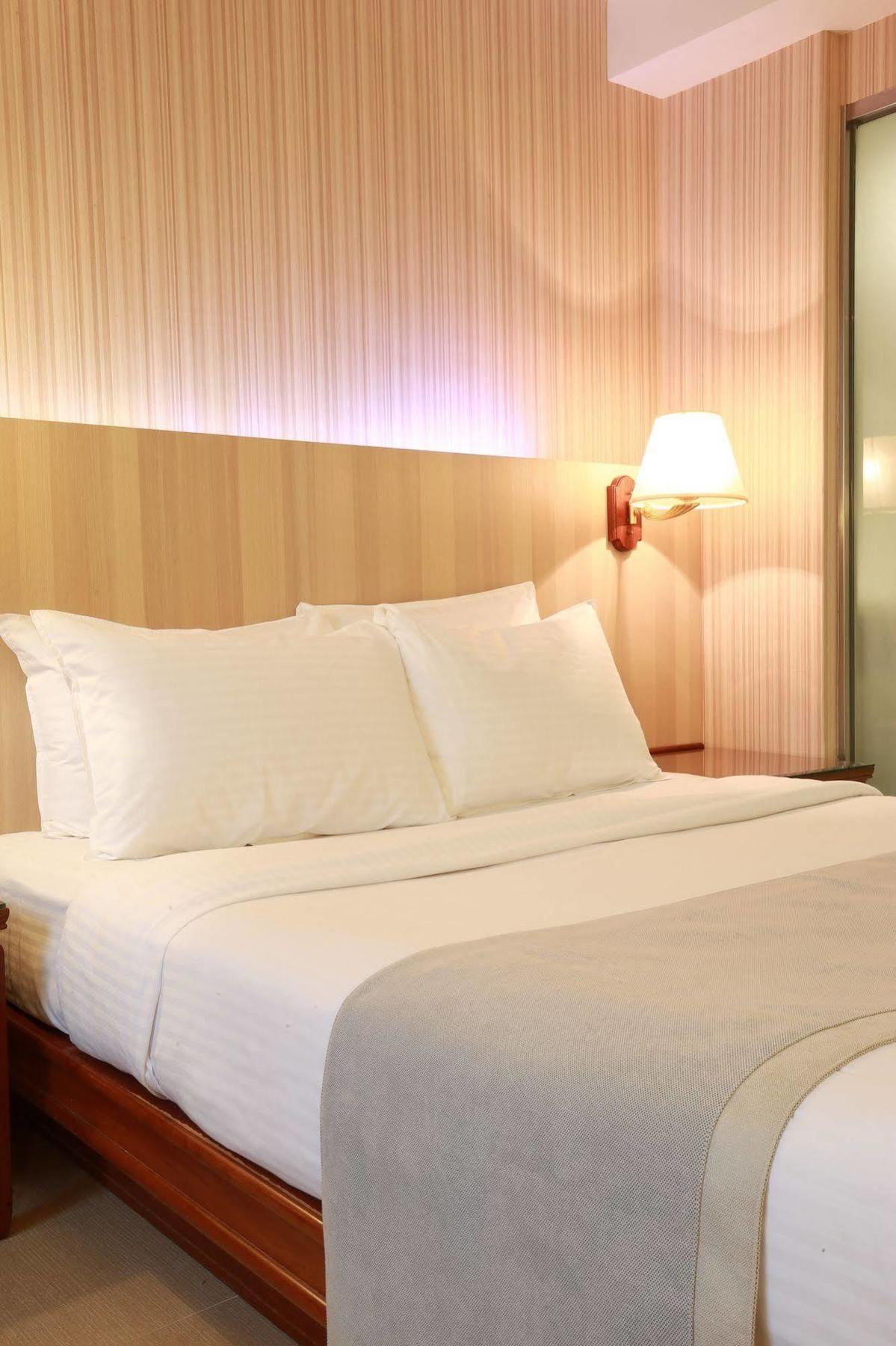 Highness Hotel Guishan Exteriör bild